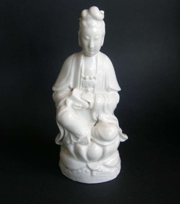 Figure of Guanyin blanc de Chine porcelain